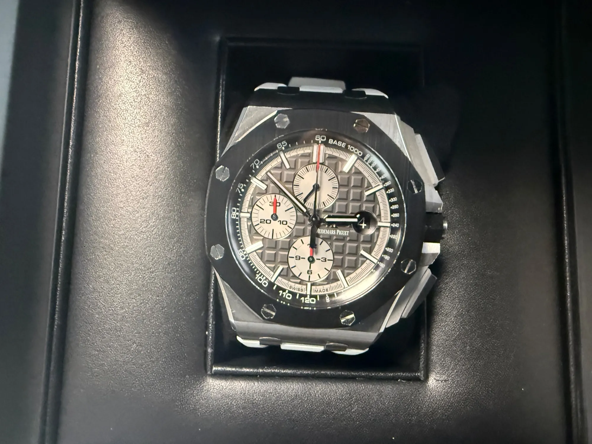 ロイヤルオーク オフショア 26400IO.OO.A004CA.01（高級時計）の商品画像 - 査定完了日：2026/02/05 - 最高査定価格：3,550,000円