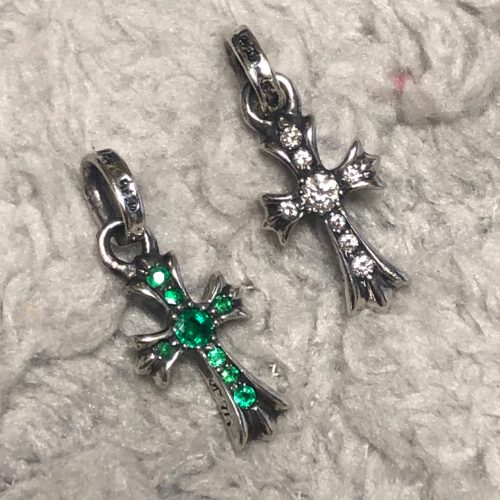 クロムハーツ ベイビーファットクロス パヴェダイヤ エメラルド