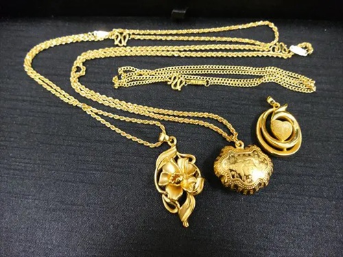 金製のネックレスやペンダントなどの宝飾品