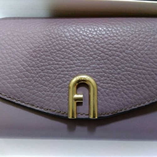 フルラ三つ折り財布