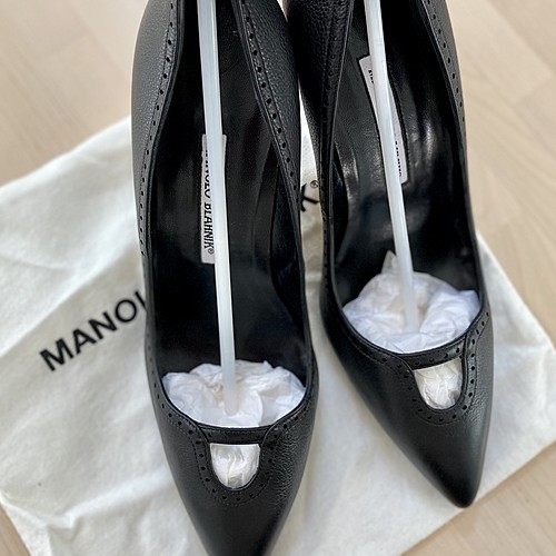 マノロブラニク Manolo Blahnik 黒パンプス