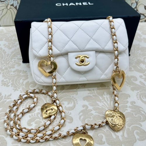 CHANEL ハートチャーム ミニマトラッセ ホワイト