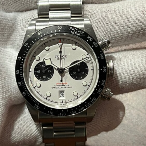 ブラックベイクロノ　白文字盤