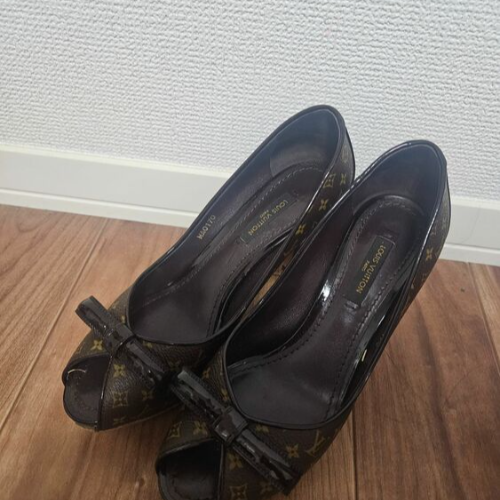 モノグラムパンプス