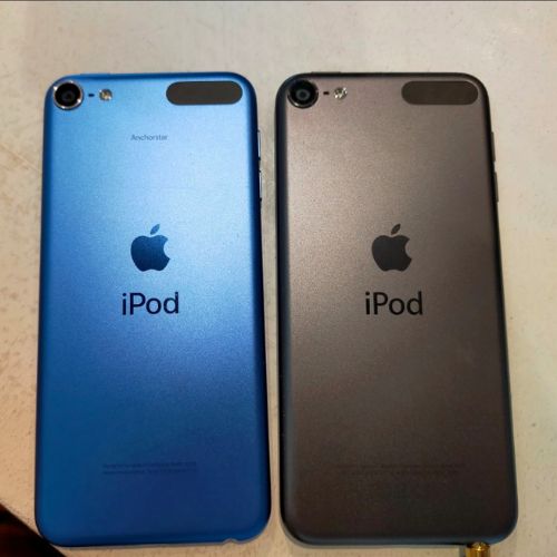iPod touchの第7世代32GB ブルーと第6世代16GB グレー