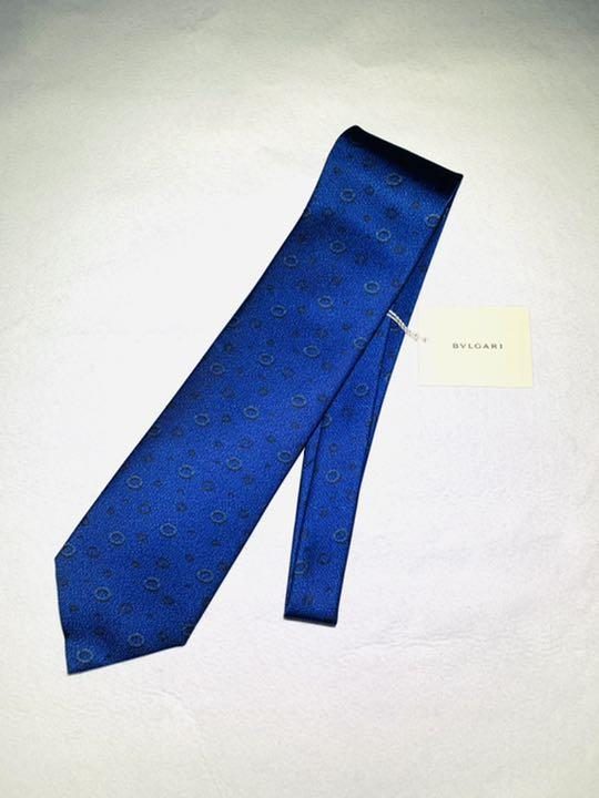 ブルガリ 青色ネクタイ
