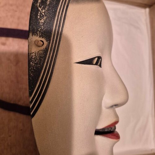 田中彗月作の能面『小面（雪）』