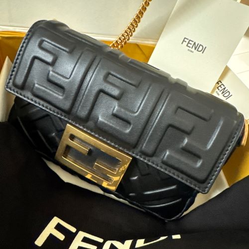 FENDIブラック ナッパレザー バッグ FFモチーフ