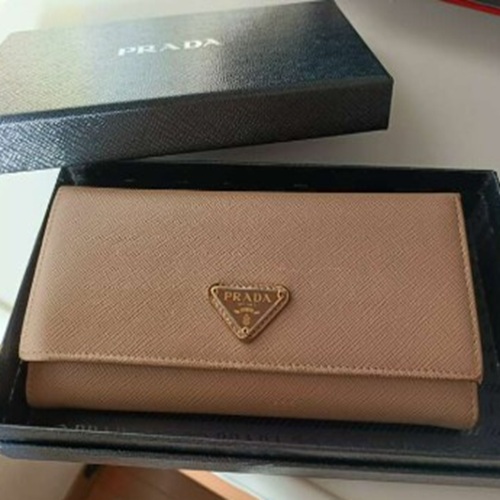 PRADAサフィアーノトライアングル