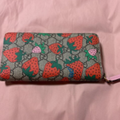 グッチ GUCCI GGスプリーム ストロベリープリント 長財布