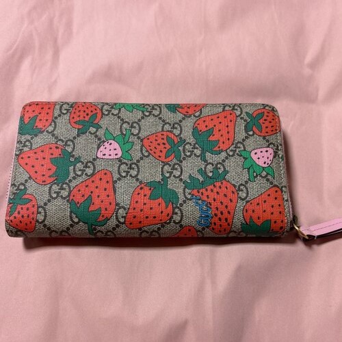 グッチ GUCCI GGスプリーム ストロベリープリント 長財布