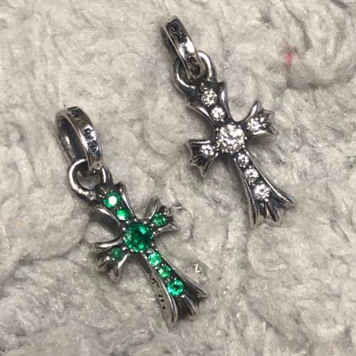 クロムハーツベイビーファットクロスパヴェダイヤとエメラルド