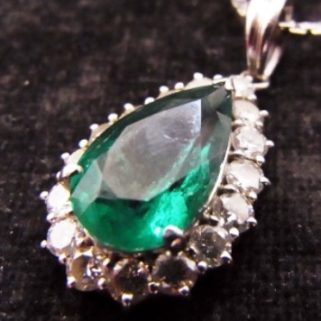 Pt850/Pt900 エメラルド2.33ct メレダイヤ0.80ct ネックレス