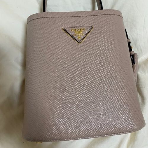 プラダ　パニエ　サフィアーノレザースモールバッグ