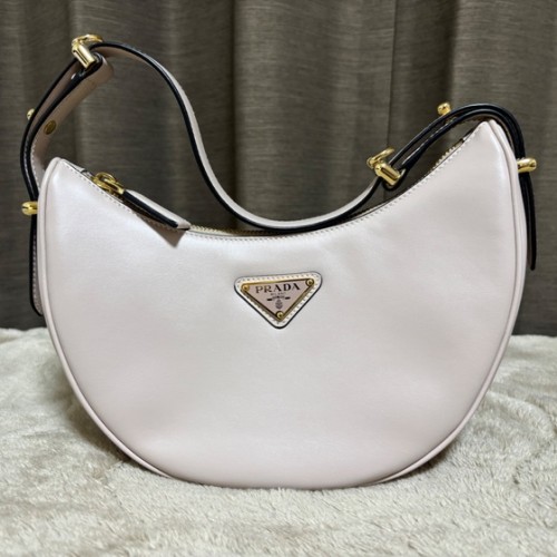 プラダ アーケ レザー ショルダーバッグ