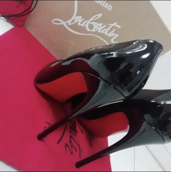 クリスチャンルブタンソーケイト サイズ37