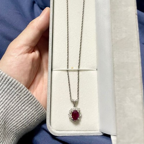 ルビーのネックレス