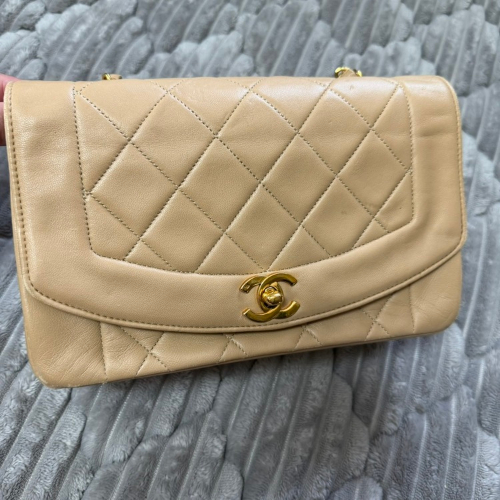 CHANEL ダイアナフラップ