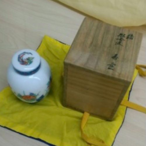 【茶壺】13代酒井田柿右衛門　直径7.5cm、高さ9.5cm　箱あり