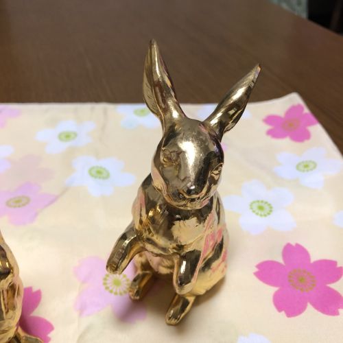 金メッキのうさぎの置物
