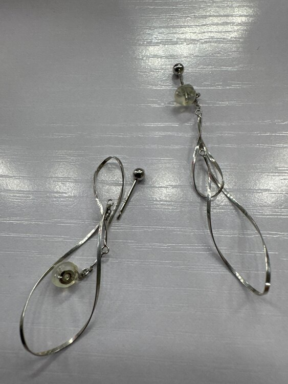 ホワイトゴールドピアス