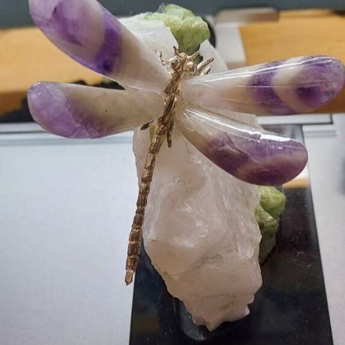 置物(水晶/翡翠らしき原石にトンボの細工)