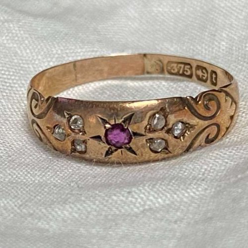 イギリスのアンティークリング　金　ルビー