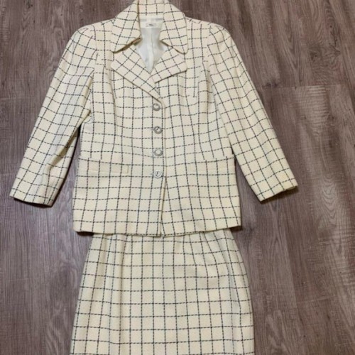 カールラガーフェルドのスカートスーツ