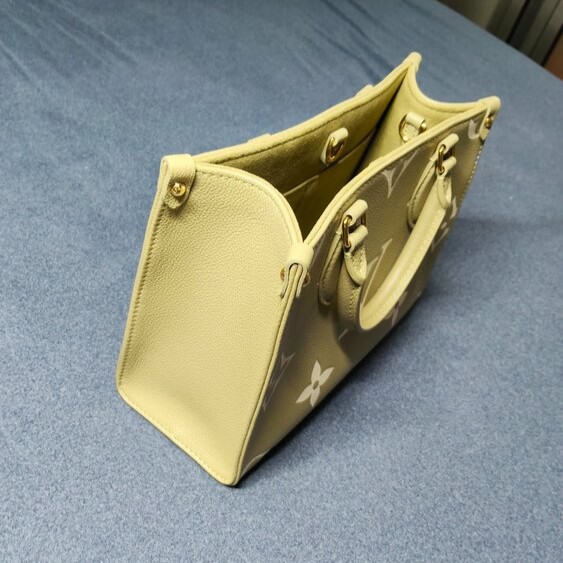 オンザゴーPM モノグラムアンプラント　カーキクレームM46647