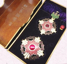 勲一等旭日桐花大綬章・副章