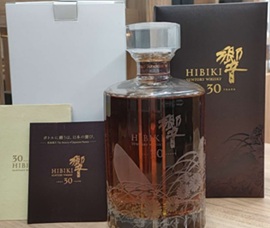 響 30年 花鳥風月 箱付き 700ml