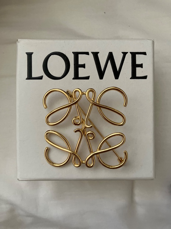 LOEWE アナグラム ブローチ