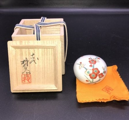 酒井田 柿右衛門作『梅花文香合』