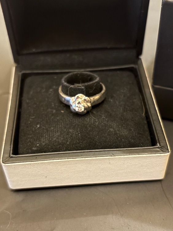 シャネル　カメリアリング k18 ホワイトゴールド