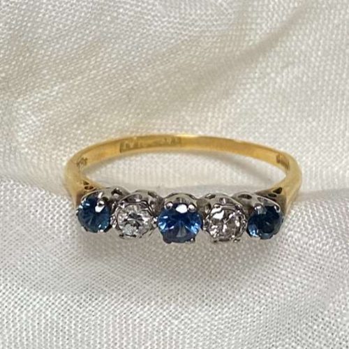 イギリスのアンティークリング　18金　サファイヤ