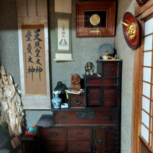 掛け軸や飾りタンスなど