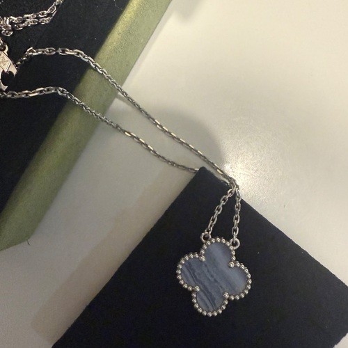 ヴァンクリーフアーペル ヴィンテージアルハンブラ ホワイトゴールド カルセドニー