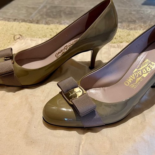 サルヴァトーレフェラガモパンプス