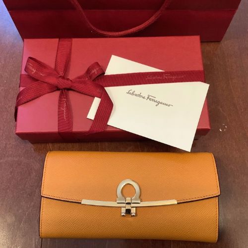 22D150 758587サルバトーレフェラガモ長財布