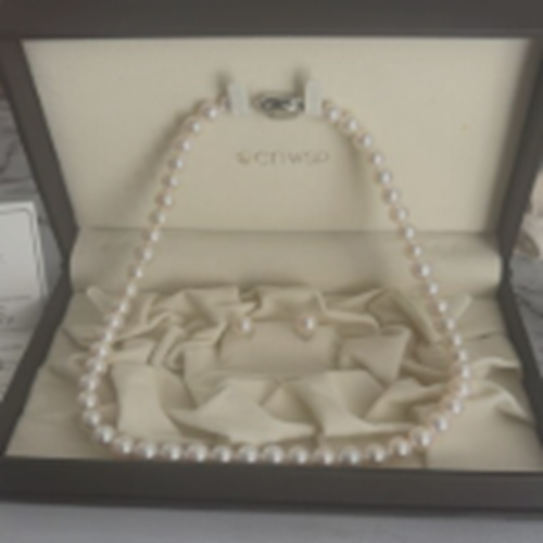 真珠のネックレスとピアスのセット