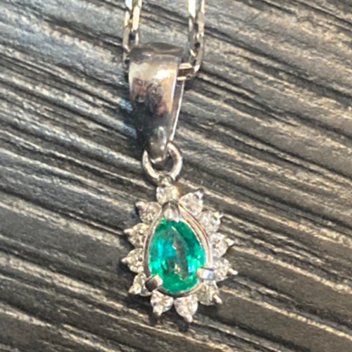 エメラルドペンダント