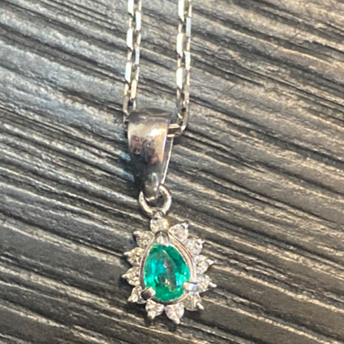 エメラルドペンダント