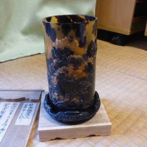 鼈甲菊花彫刻入り筆立て