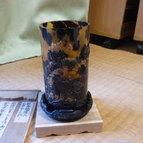 鼈甲菊花彫刻入り筆立て