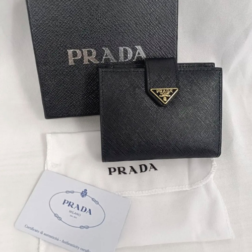 プラダ　財布
