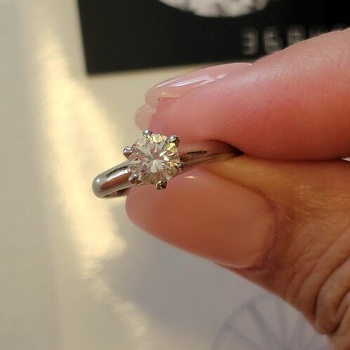 ダイヤの婚約指輪