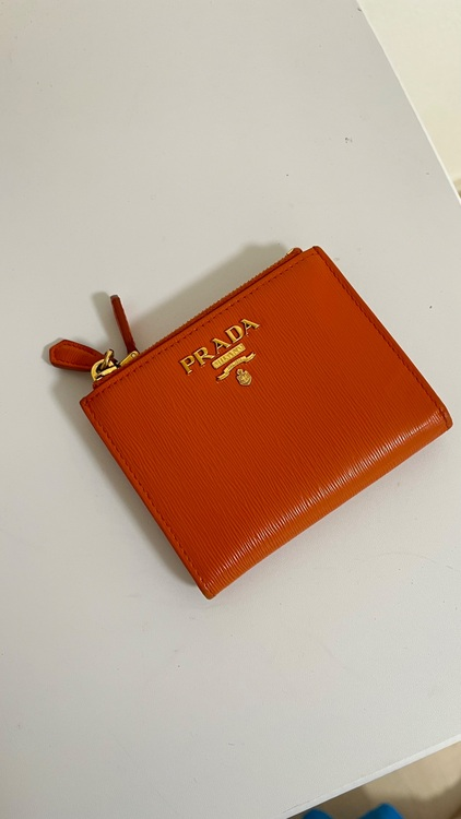 プラダ サフィアーノレザー　折りたたみ財布