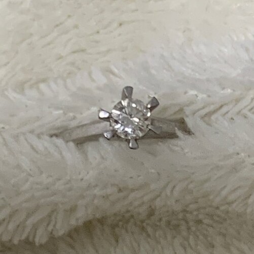 ダイヤ立て爪リング