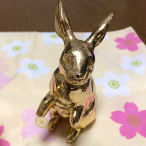 金メッキのうさぎの置物