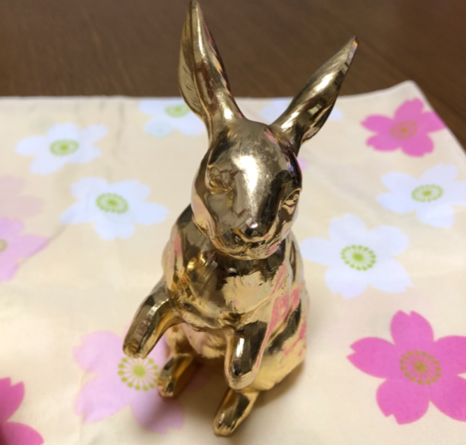 金メッキのうさぎの置物